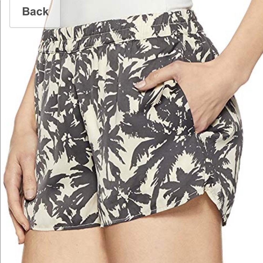 ITEMS | Vero Moda | Fluid Palm Asphalt Gray Short